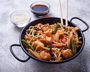 Лапша удон с курицей и овощами в соусе терияки