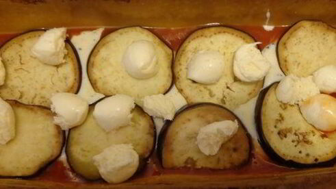 лазанья с баклажанами, рикоттой и моцареллой