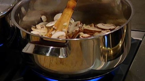 лазанья с грибами, козьим сыром и шпинатом