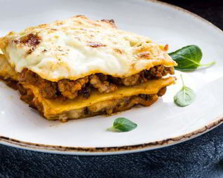 Лазанья с грибами, овощами и мясом