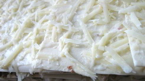 лазанья с рагу болоньезе, грибами и моцареллой