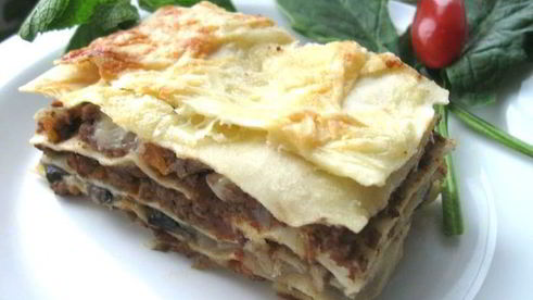 лазанья с рагу болоньезе, грибами и моцареллой