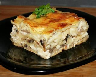 Лазанья с тушеной в вине курицей