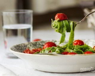 Домашняя паста со шпинатом и томатами