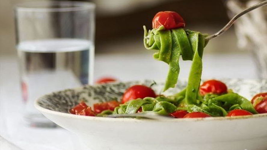 Рецепт домашняя паста со шпинатом и томатами