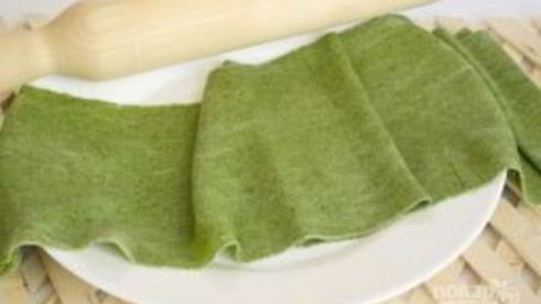 домашняя паста со шпинатом и томатами