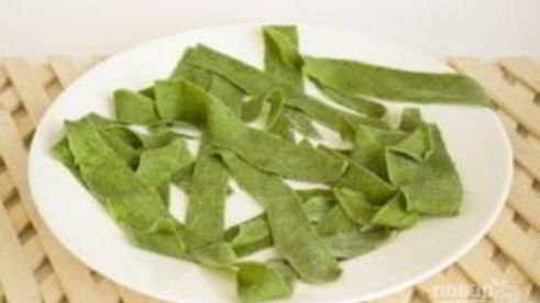 домашняя паста со шпинатом и томатами