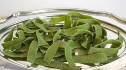 домашняя паста со шпинатом и томатами