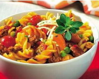 Макароны с горошком и помидорами