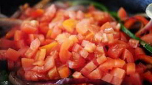 макароны с курицей и овощами