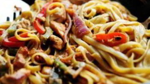 макароны с курицей и овощами