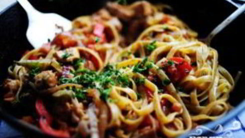 макароны с курицей и овощами