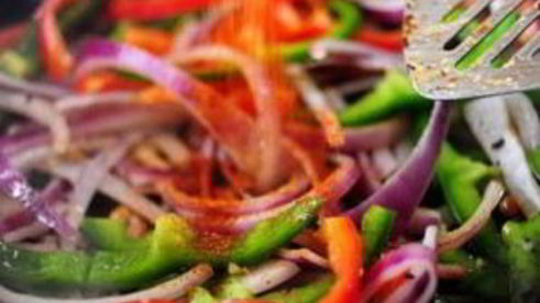 макароны с курицей и овощами