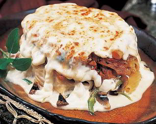 Макароны с курицей и пеперони под соусом бешамель