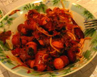 Макароны с сардельками в томатном соусе