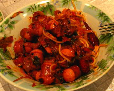 Макароны с сардельками в томатном соусе