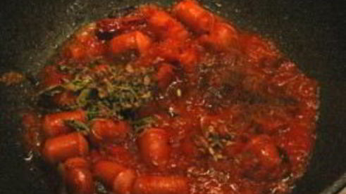 макароны с сардельками в томатном соусе