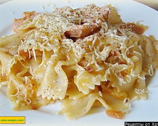 Макароны с сосисками и помидорами