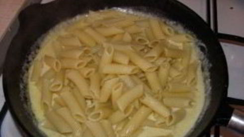 макароны со сливочным соусом