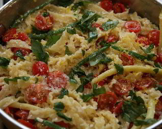 Макароны со стручковой фасолью и помидорами