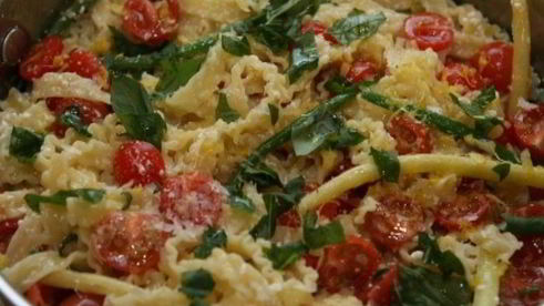 макароны со стручковой фасолью и помидорами