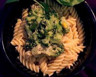 Макароны в молочно-овощном соусе с пряными травами