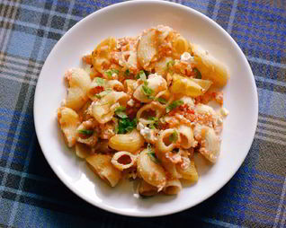 Макароны, запеченные с помидорами и брынзой