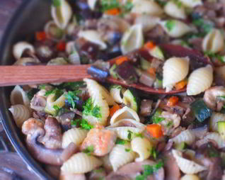 Паста c курицей, овощами и грибами