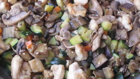 паста c курицей, овощами и грибами