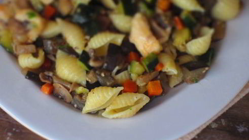 паста c курицей, овощами и грибами