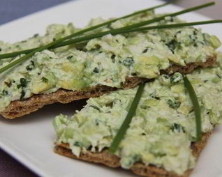 Паста из авокадо, сыра филадельфия и курицы