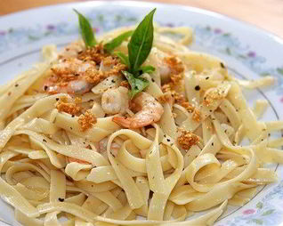 Паста лингвини с креветками и свежей зеленью