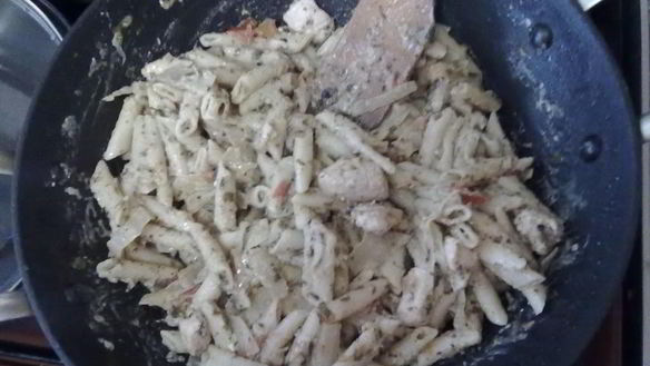 Рецепт Паста пенне с курицей, сыром фета и овощами