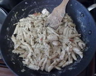 Паста пенне с курицей, сыром фета и овощами