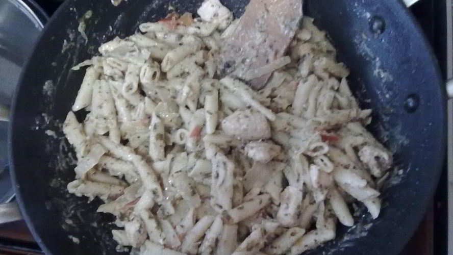 Рецепт паста пенне с курицей, сыром фета и овощами