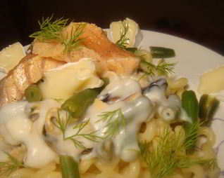 Паста под соусом Бешамель с мидиями и маринованным лососем