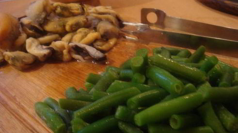 паста под соусом бешамель с мидиями и маринованным лососем