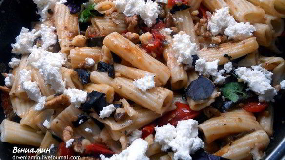 Рецепт Паста с баклажанами, фетой и грецкими орехами