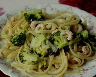 Паста с брокколи и креветками