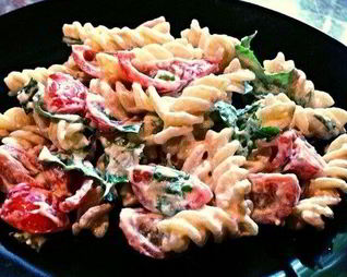 Паста с черри, рукколой и сливочным сыром