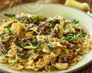 Паста с грибами и курицей в сливочном соусе