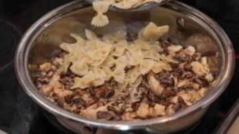 паста с грибами и курицей в сливочном соусе