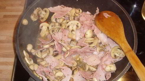 паста с грибами и ветчиной