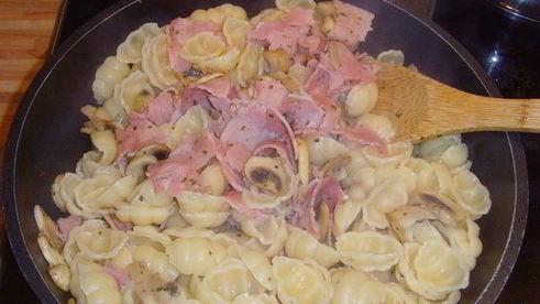 паста с грибами и ветчиной