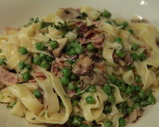 Паста с грибами, маскарпоне и зеленым горошком