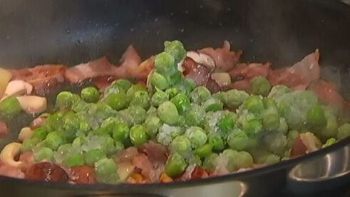 паста с грибами, маскарпоне и зеленым горошком