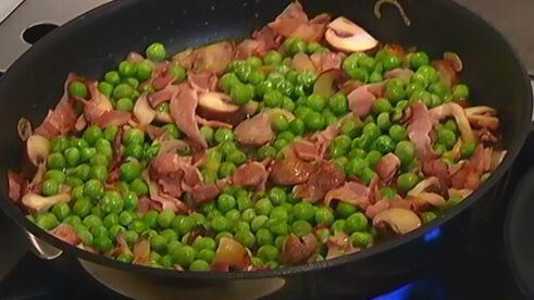 паста с грибами, маскарпоне и зеленым горошком