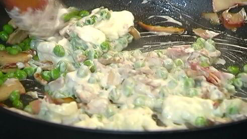 паста с грибами, маскарпоне и зеленым горошком