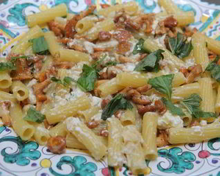 Паста с грибами, рикоттой и базиликом