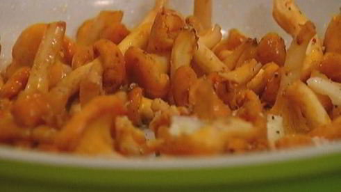 паста с грибами, рикоттой и базиликом